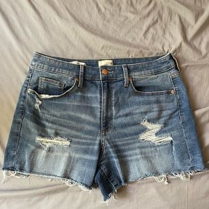 DISTRESSED JEAN SHORTS